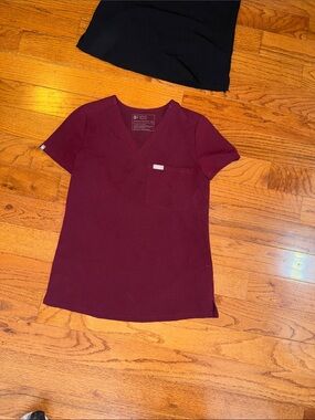 FIGS Women's V-Neck Short Sleeve Top in Burgundy